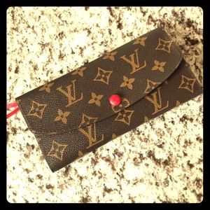 Woman’s long wallet